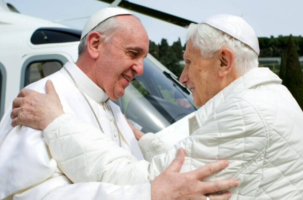 Papa Emérito y Papa Francisco