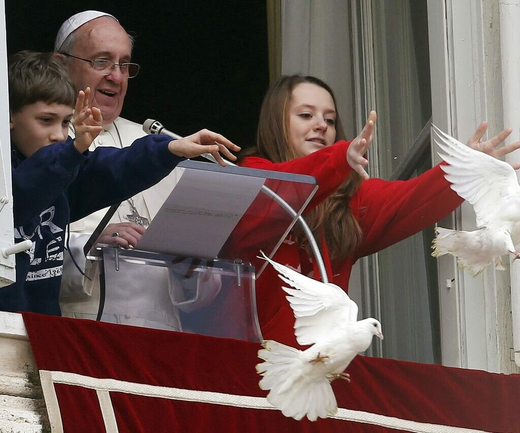 Ataque a las palomas del Papa, InfoMistico.com