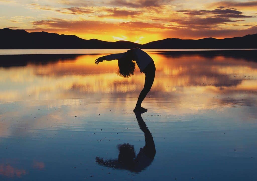 Yoga: your bridge to holistic wellness / El yoga: tu puente hacia el bienestar holístico