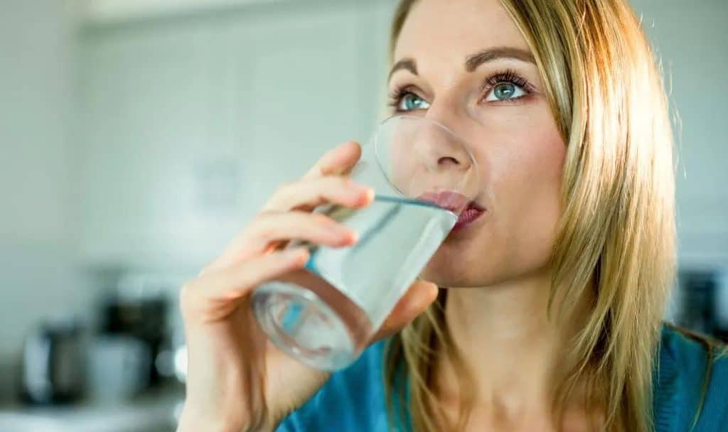 Beber agua con el estómago vacío, InfoMistico.com