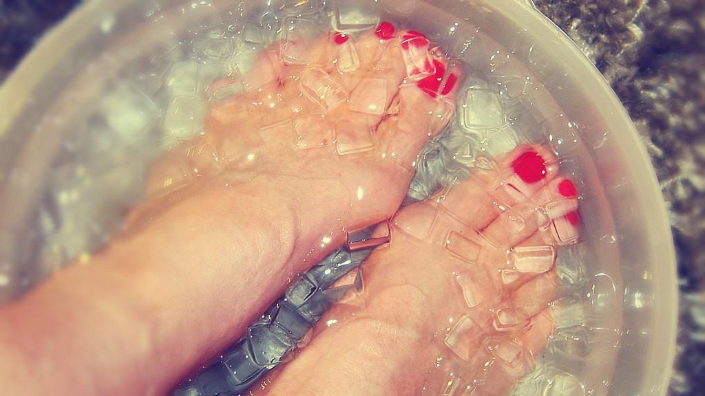 Beneficios de meter los pies en agua con hielo antes de dormir