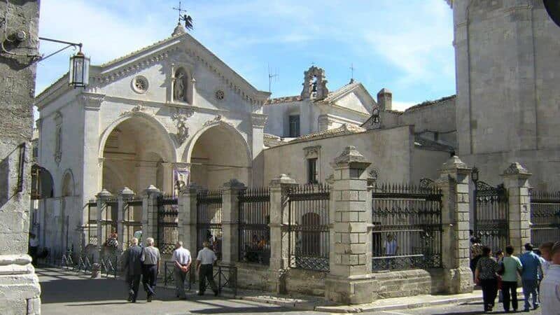 Santuario Di San Michele Arcangelo (Italia)