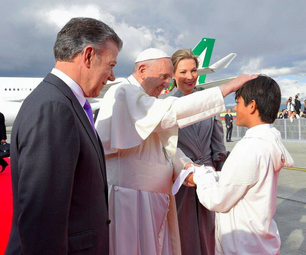 Primer obsequio que recibió el Papa en Colombia