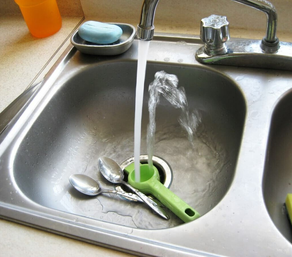 Lavar los platos cuando estás de visita, InfoMistico.com