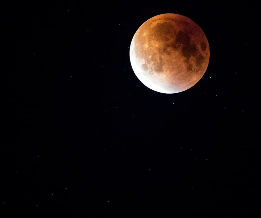 Eclipse Total de Luna Llena en LEO