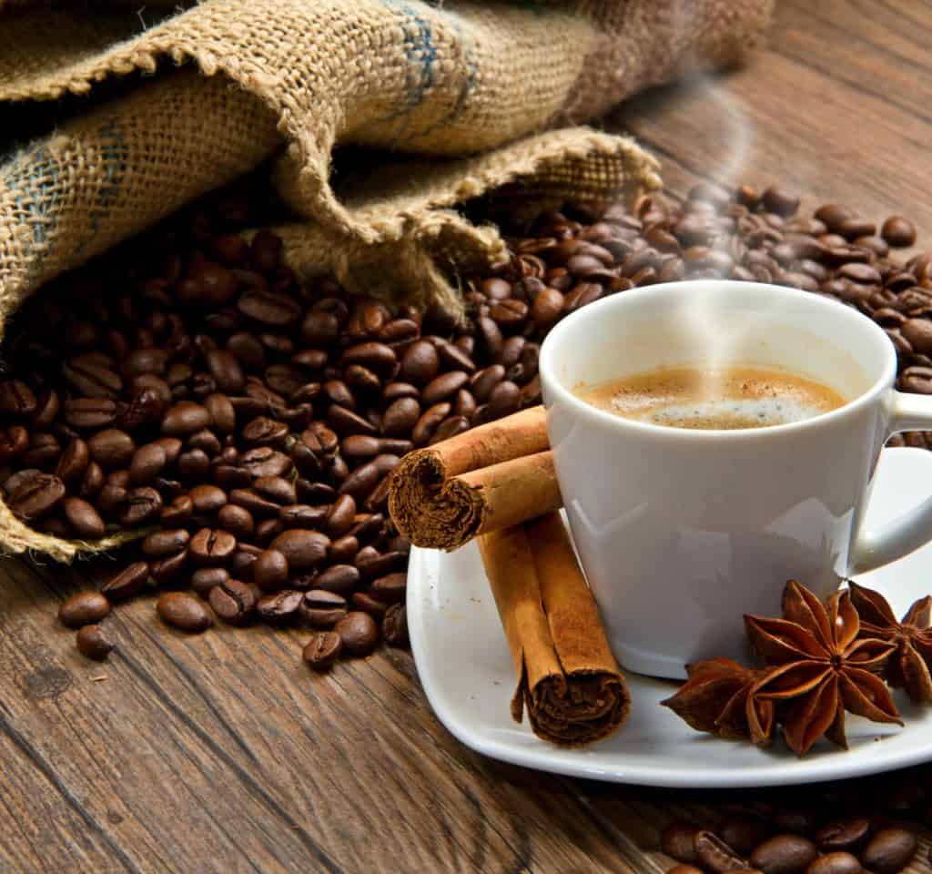 Beneficios de tomar café con canela para tu salud