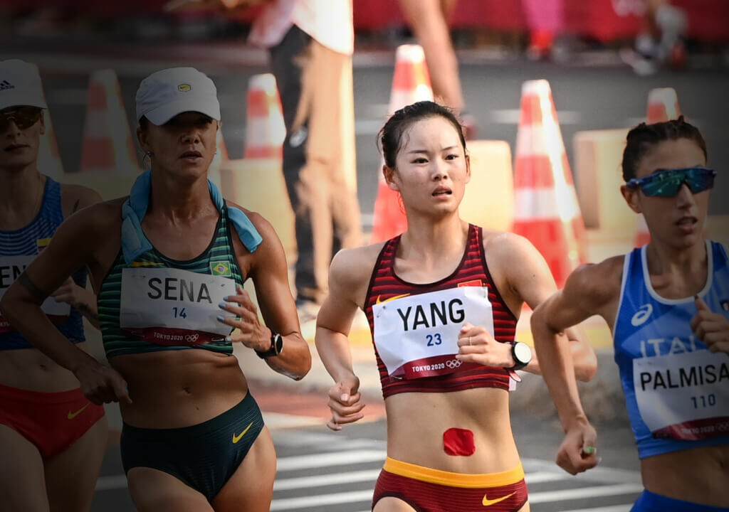 atletas chinas se tapan el ombligo