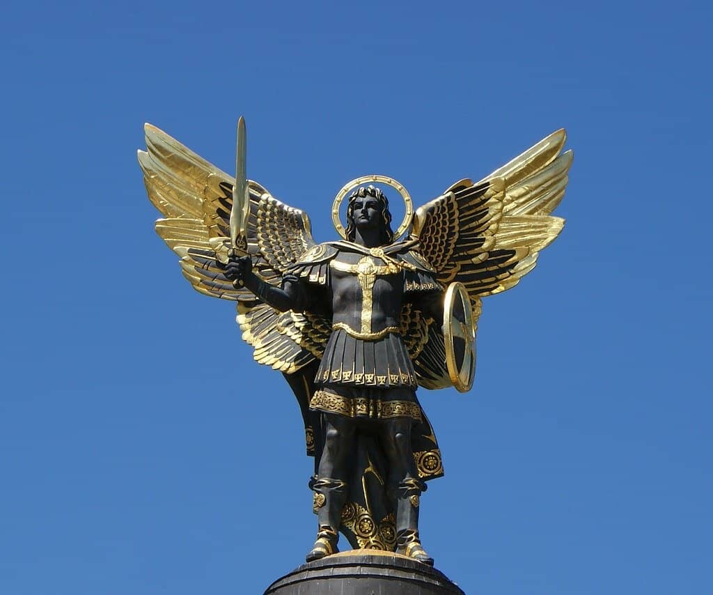 Estatua Arcángel Miguel Plaza de la Independencia de Kiev, InfoMistico.com