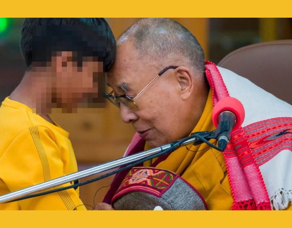 Dalai Lama kisses a child / beso del Dalai Lama a un niño